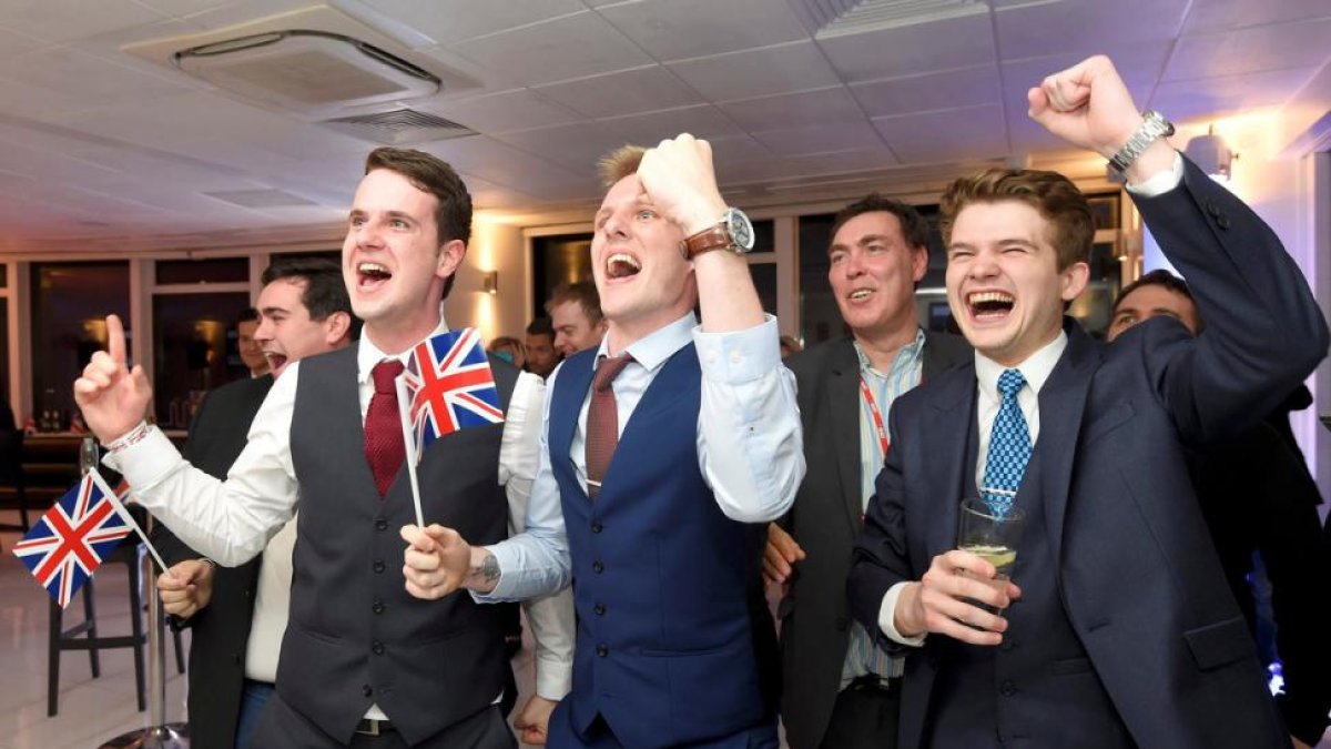 Partidarios de dejar la UE celebran los resultados en Londres.-REUTERS / TOBY MELVILLE