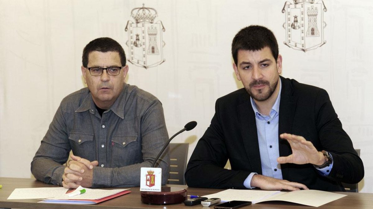 Los diputados provinciales por el PSOE, David Jurado (izq) y Javier Lezcano (dch) hicieron ayer balance de los seis meses de gobierno provincial conjunto del PP y Cs.-I. L. M.