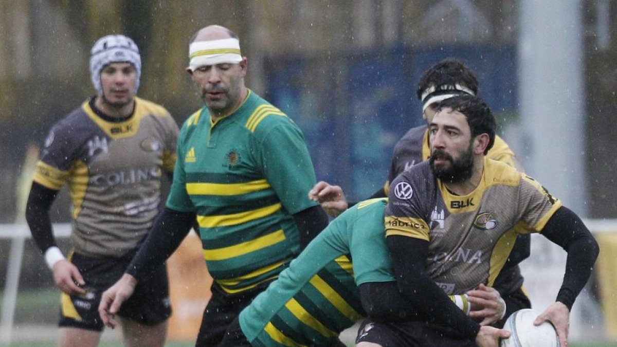 Juan Aristemuño transmite el oval durante un partido.-SANTI OTERO