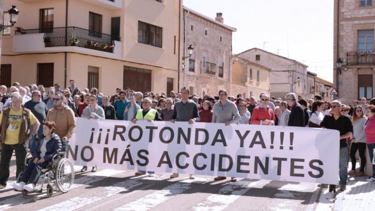 Entre los asistentes se encontraban algunas víctimas de los últimos accidentes que han tenido lugar en la «fatídica» intersección.-ALBERTO CALVO