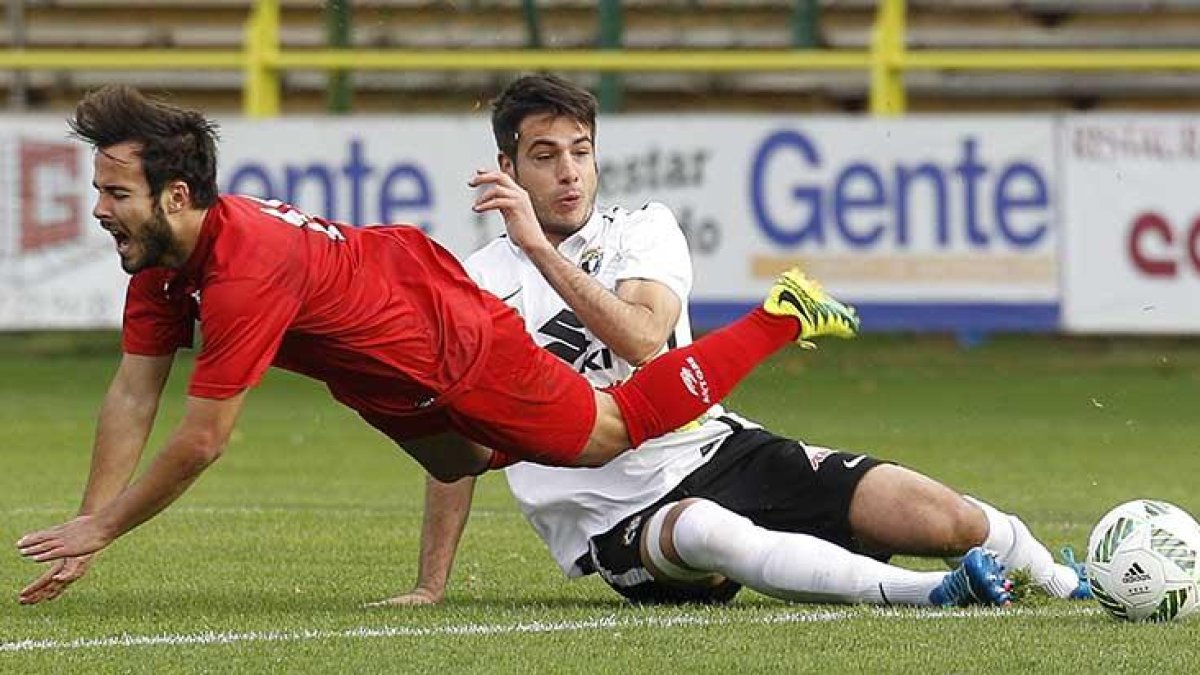 Ramiro Mayor realiza una entrada en el choque que jugó el Burgos CF ante el Izarra en El Plantío.-SANTI OTERO