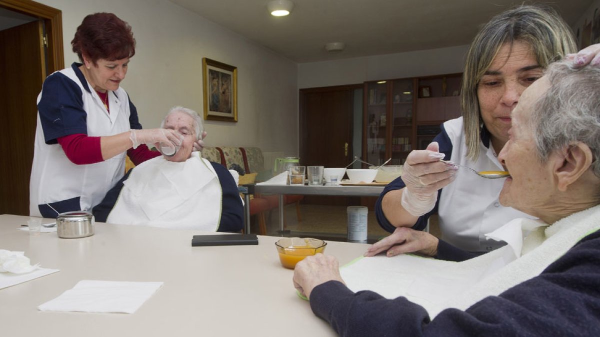 Las trabajadoras de ayuda a domicilio, ayer, prestando sus servicios a las religiosas de María Mediadora. ISRAEL L. MURILLO