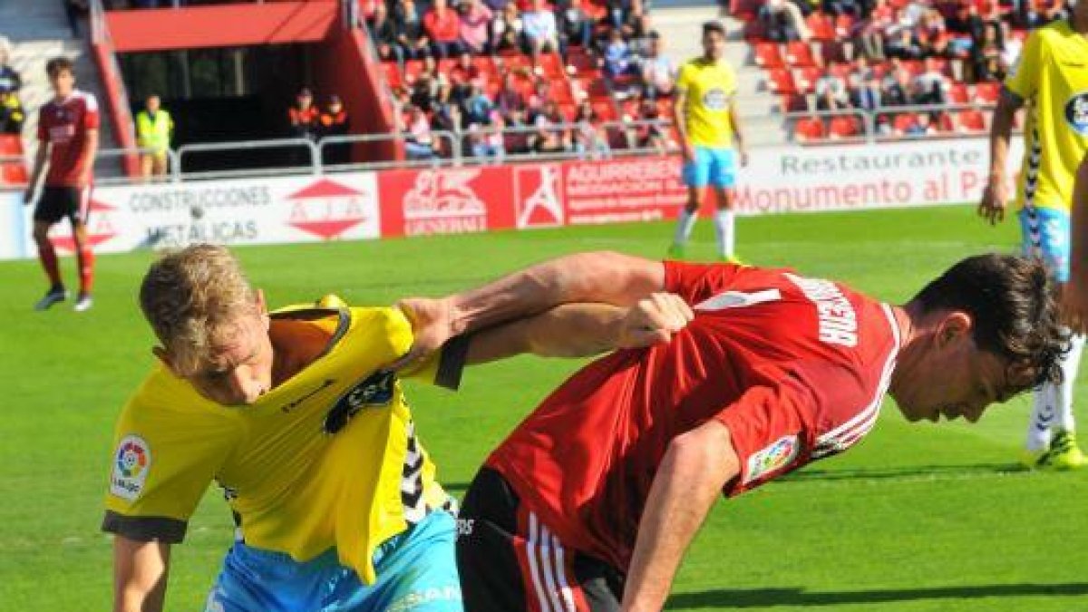 Guarrotxena intenta regatear a un rival en el choque ante el Lugo.-JOSÉ ESTEBAN EGURROLA