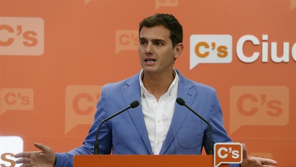 El presidente de Ciudadanos, Albert Rivera, durante la rueda de prensa posterior a la reunión que la Ejecutiva Nacional de su partido celebró ayer en la sede de Madrid.-EFE/J. J. Guillén