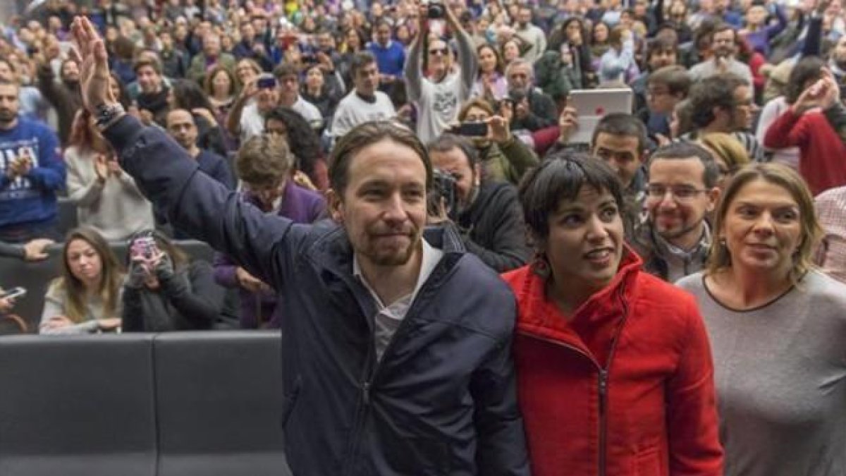 Pablo Iglesias y Teresa Rodríguez en un mitin en Sevilla el pasado febrero.-EFE / JULIO MUÑOZ