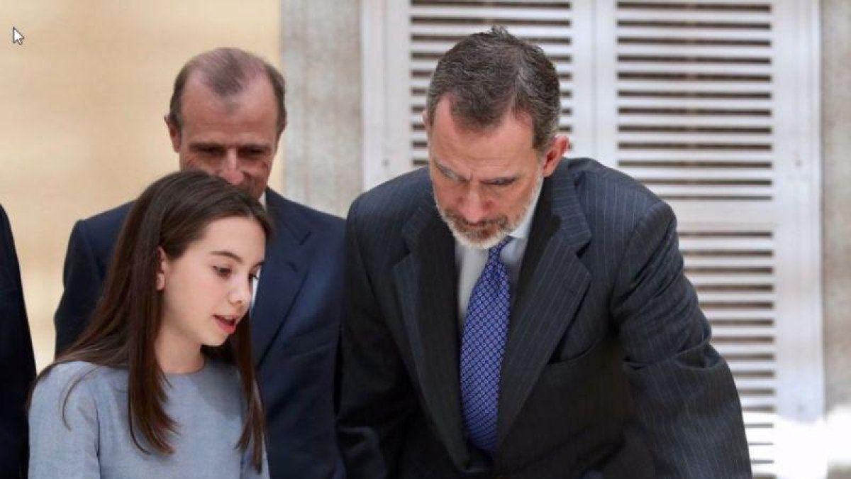 Felipe VI, junto a una de las niñas ganadoras de la última edición del concurso ¿Qué es un rey para ti?.-TWITTER DE LA CASA REAL