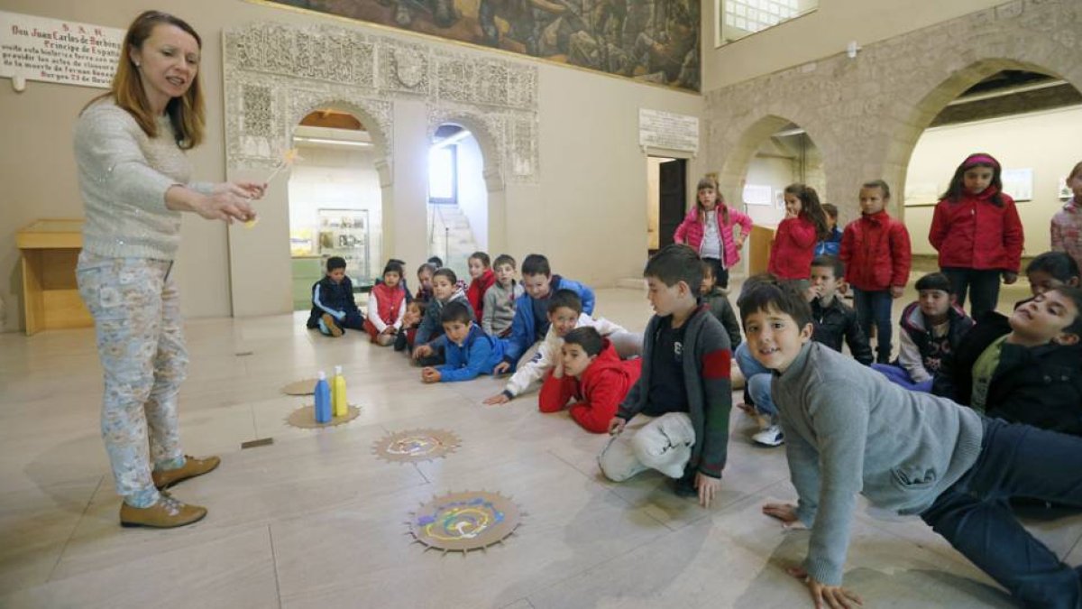 Los niños de segundo de Primaria atienden las explicaciones de la Niña Vero en el Arco de Santa María.-RAÚL G. OCHOA