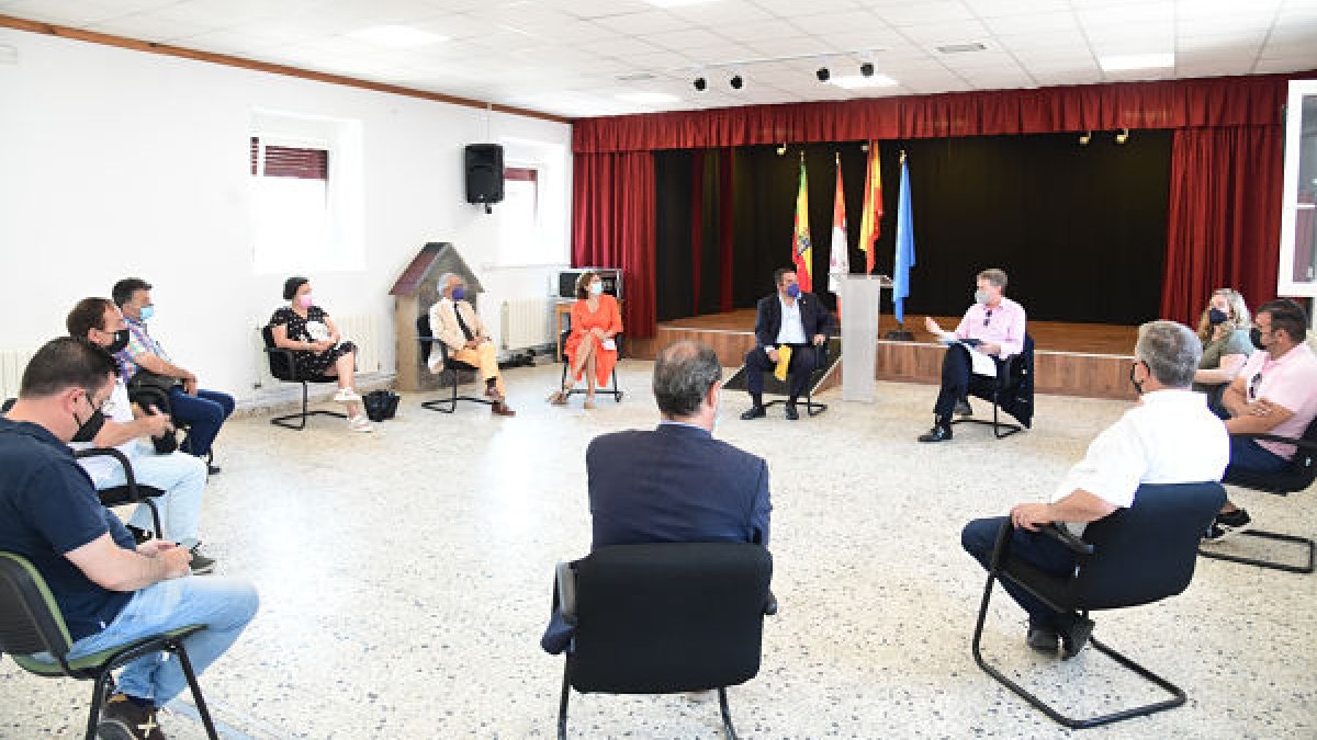 Los senadores del Partido Popular por Burgos, Javier Lacalle y Cristina Ayala, se re?nen con los ayuntamientos populares situados en la futura A-12 Camino de Santiago. ICAL