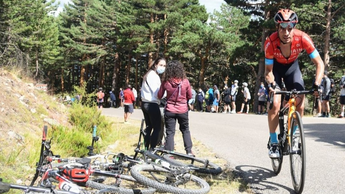 Mikel Landa en las últimas rampas de la subida a las Lagunas de Neila. RICARDO ORDÓÑEZ / VUELTA A BURGOS