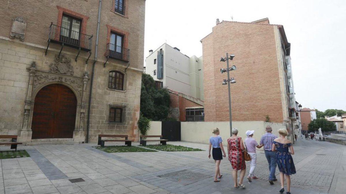 El solar está frente a la puerta de la Coronería de la Catedral y tendrá acceso a dos alturas, por la calle Fernán González y el superior por la de Pozo Seco.-RAÚL G. OCHOA