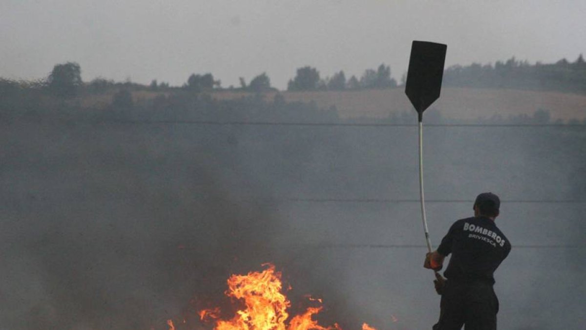 Los voluntarios están formados y equipados para intervenir en incendios urbanos-G. G.
