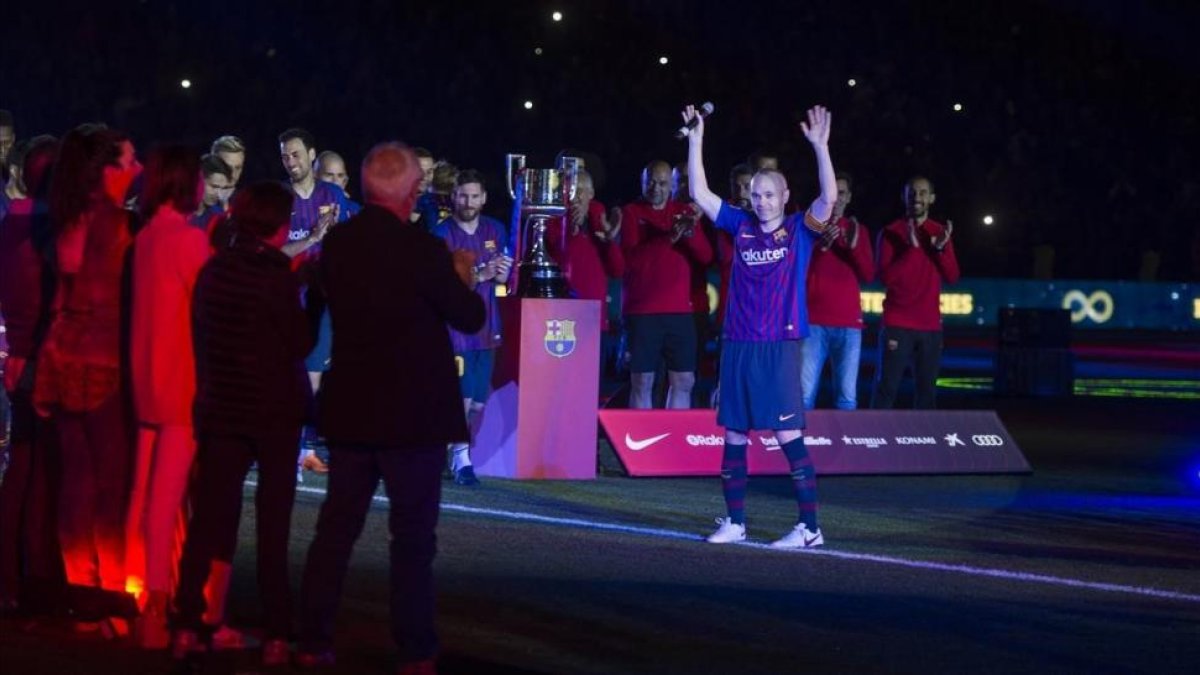 Iniesta se despide del Camp Nou entre jugadores y familiares tras  el  partido de Liga entre el FC Barcelona y la Real Sociedad.-/ JORDI COTRINA