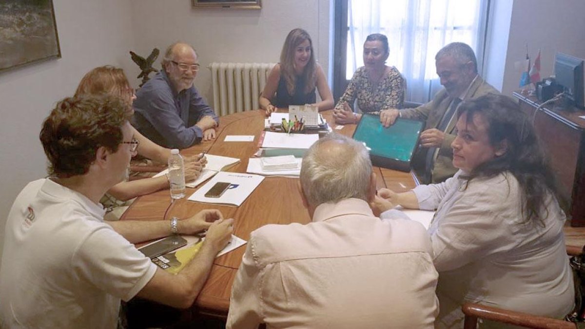 La delegada del Gobierno durante su encuentro, ayer, con la alcaldesa de Miranda de Ebro.-ECB