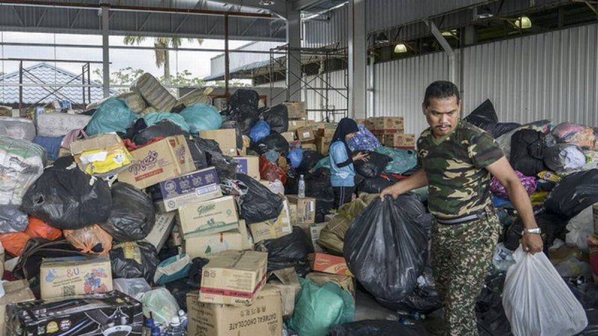 Las fuerzas aéreas de Malasia preparan provisiones para enviar a las áreas afectadas por las inundaciones.-Foto: FAZRY ISMAIL / EFE