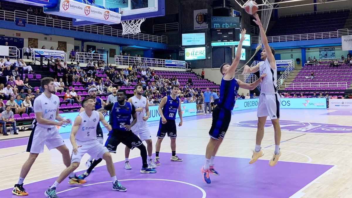 Mahalbasic intenta taponar a González en un lance del encuentro disputado en Valladolid. TWITTER / @FBCYL