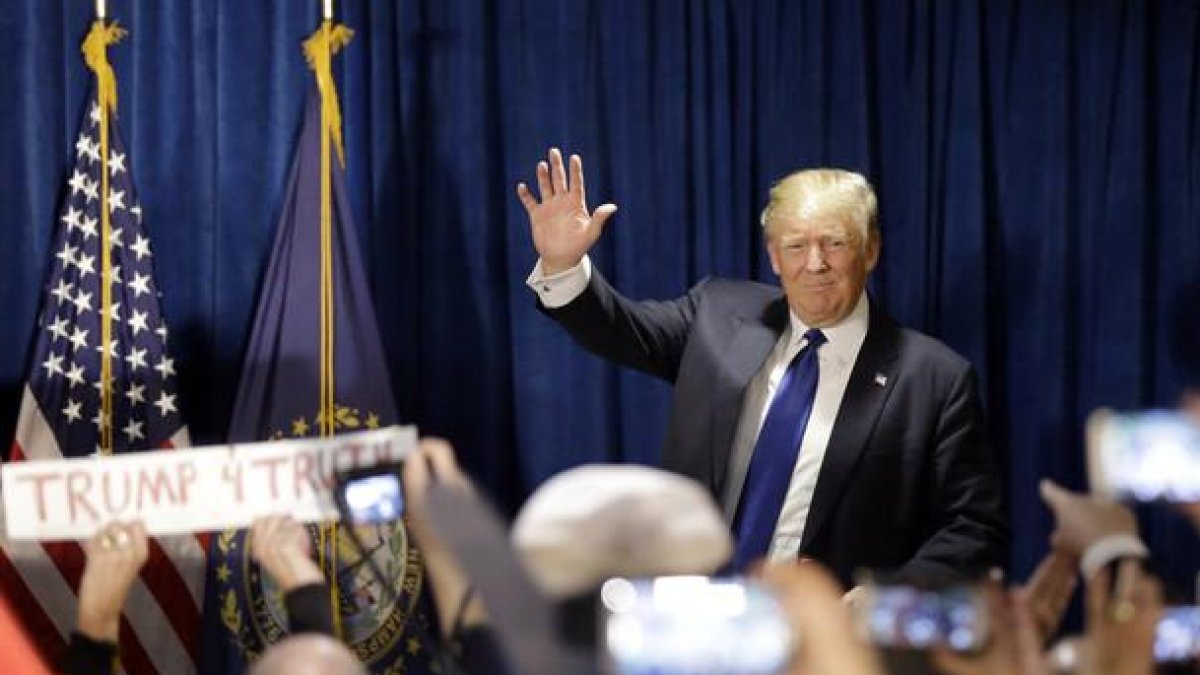 Donald Trump celebra su victoria en las primarias de New Hampshire.-AP / DAVID GOLDMAN
