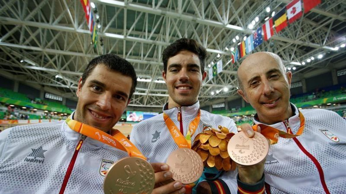 Los españoles Alfonso Cabello Llamas (c), Amador Granados Alkorta (d) y Eduardo Santas Asensio (i) posan con sus medallas de bronce luego de ganar el tercer lugar hoy-EFE/Mikael Helsing