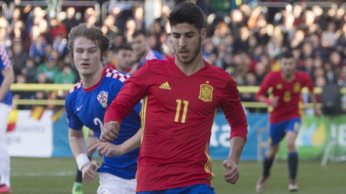 Marco Asensio controla un balón.-RAÚL OCHOA