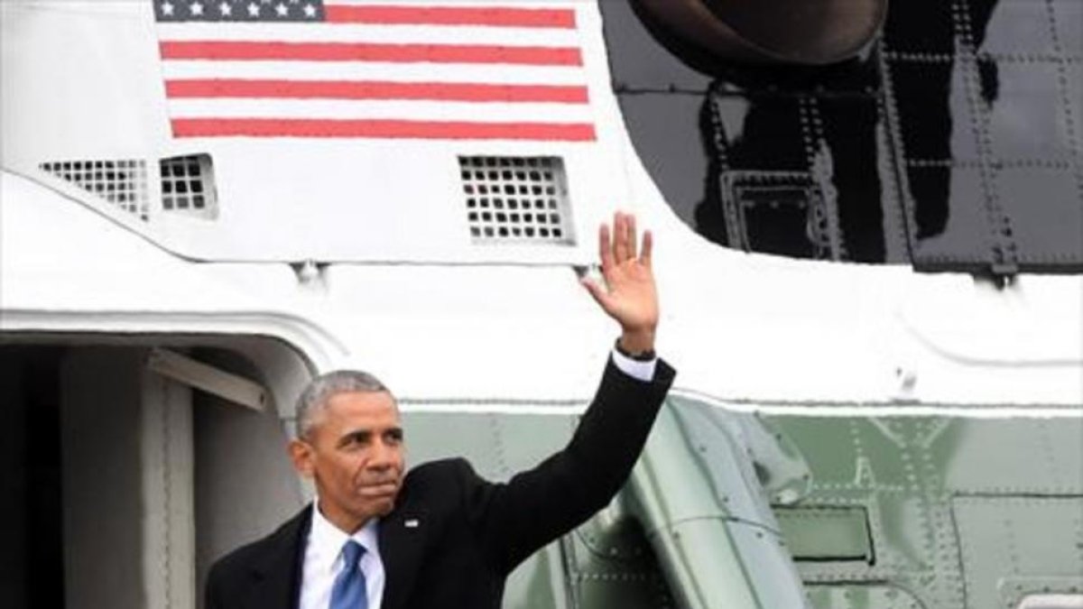 Obama sube al helicóptero presidencial por última vez.-AFP