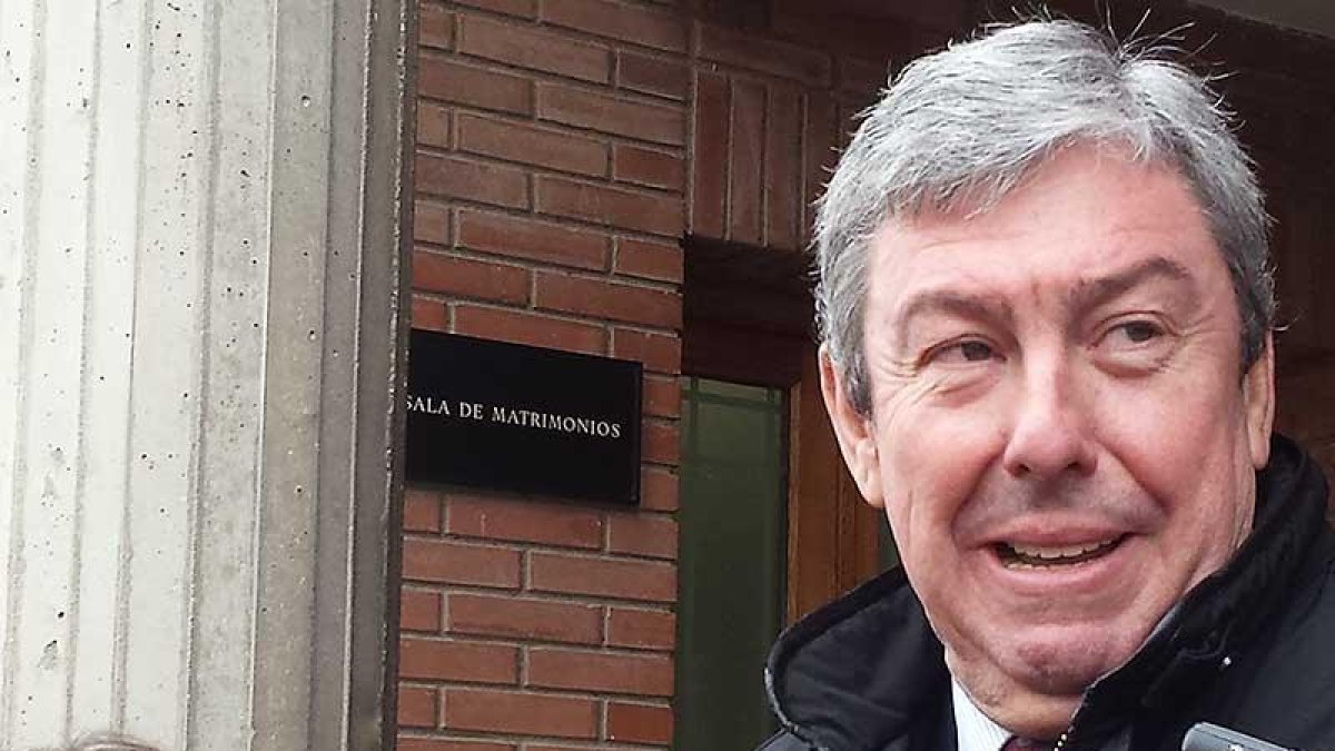 Rafael Uriarte, abogado de Víctor Rodríguez, ayer, a su salida del juzgado de Aranda de Duero.-L.V.