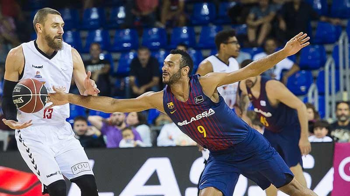 Hanga se anticipa a Gailius, ayer.-ACB PHOTO / V. SALGADO