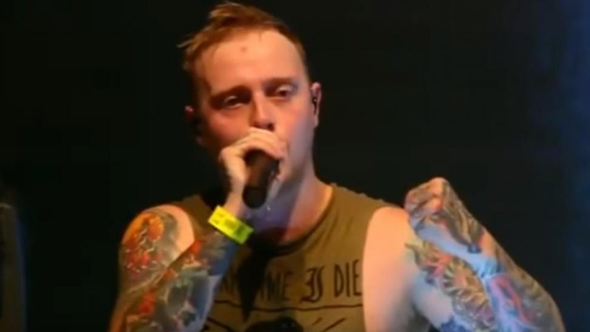 El cantante de Architects, Sam Carter, durante la denuncia de la agresión sexual en un concierto en Holanda-YOUTUBE