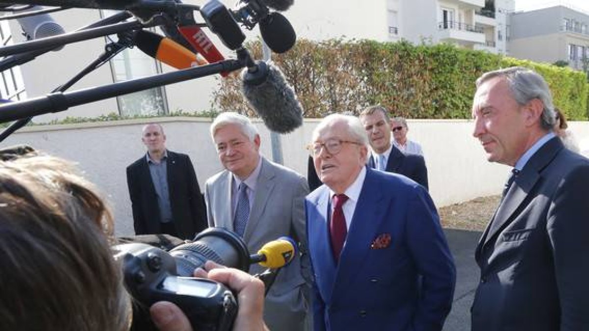 Jean-Marie le Pen ante la sede central de su partido en Nanterre.-Foto: Jacques Brinon / AP / JACQUES BRINON