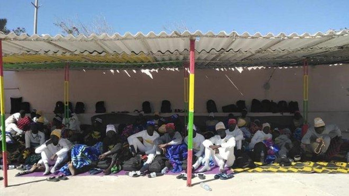Supervivientes del naufragio ante las costas de Mauritania del pasado 4 de diciembre.-AFP