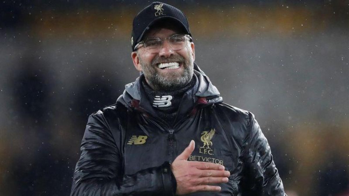 Jürgen Klopp festeja el triunfo del Liverpool en campo del Wolverhampton.-EL PERIÓDICO