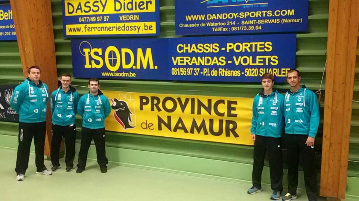 Jugadores y cuerpo técnico del Colina Clinic posan en el escenario del cuadrangular disputado en Bélgica.-ECB