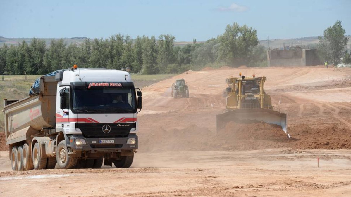 Las máquinas preparan los terrenos en Frandovínez por donde se realizará el trazado ferroviario del AVE a su paso por este término municipal.-ISRAEL L. MURILLO