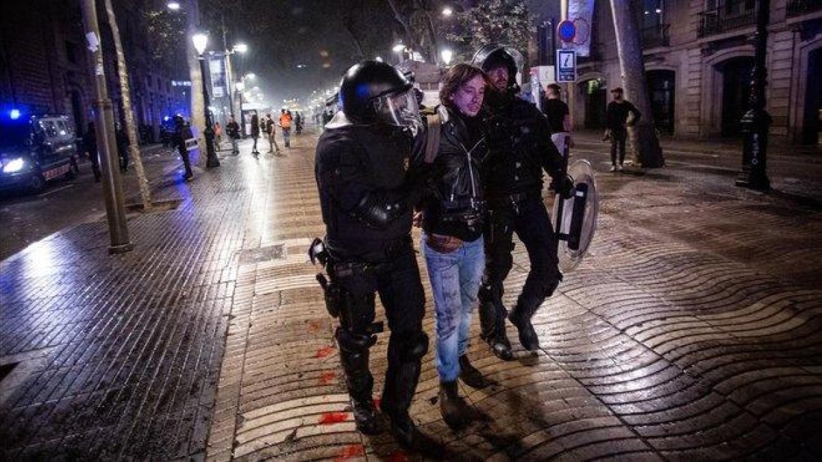 Los Mossos detienen a un manifestante en la Rambla de Barcelona.-ÀNGEL GARCÍA