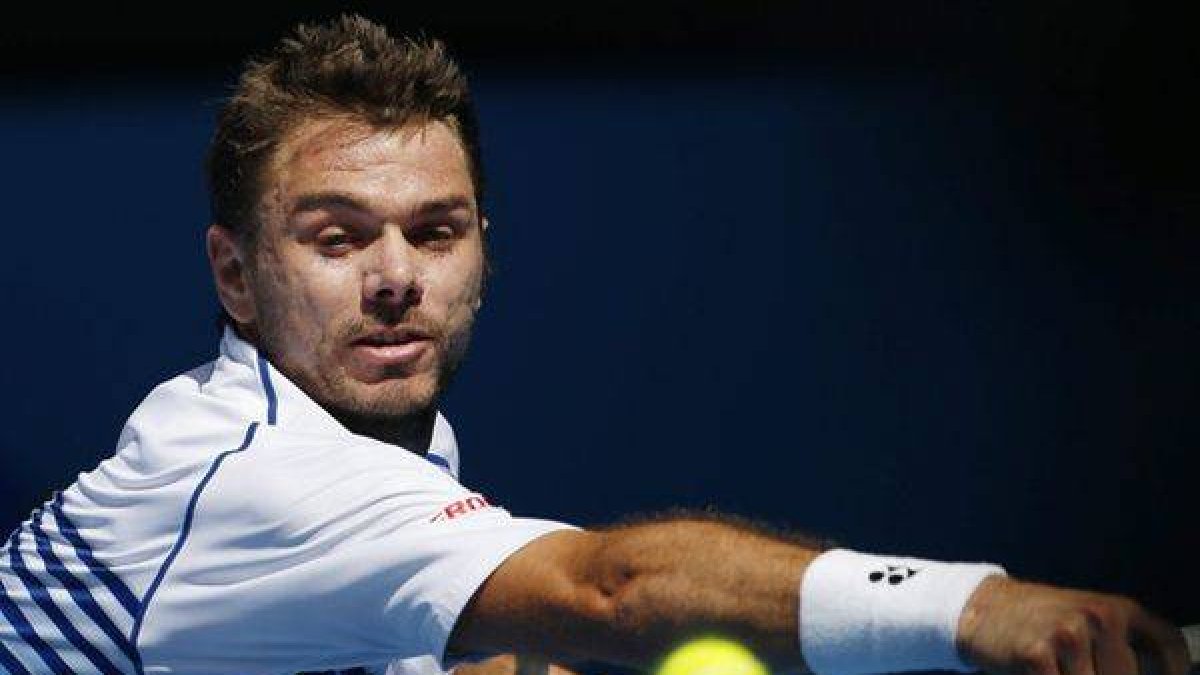 El suizo Stanislas Wawrinka en acción ante el japonés Kei Nishikori durante el partido de cuartos de final del Abierto de Australia de tenis en Melbourne (Australia).-Foto: EFE