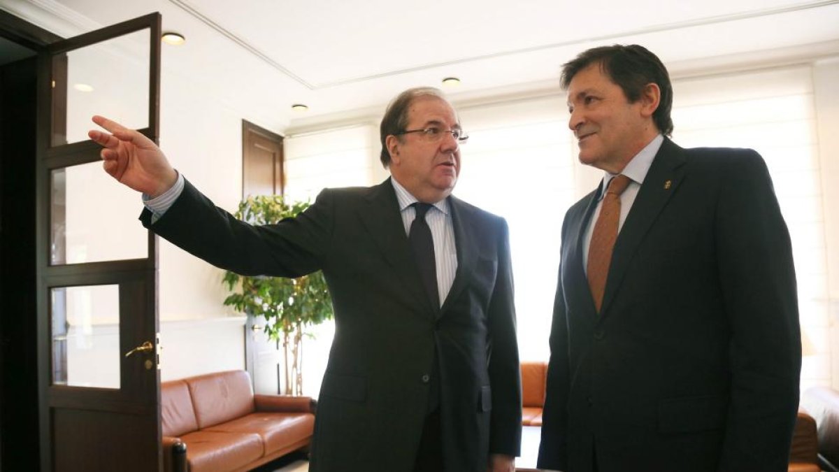 El presidente de la Junta de Castilla y León, Juan Vicente Herrera, se reúne con el presidente del Principado de Asturias, Javier Fernández.-ICAL