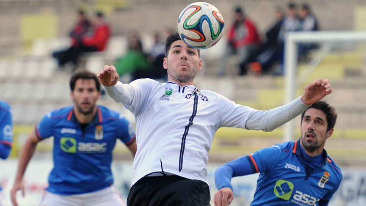 Cristian controla el balón en un lance del partido contra el Oviedo.-ISRAEL L. MURILLO