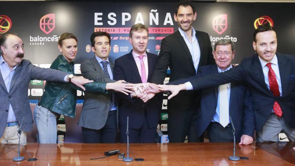Representantes federativos e institucionales, junto al presidente del San Pablo, Félix Sancho, posan en la presentación del torneo internacional, ayer, en el Ayuntamiento.-RAÚL OCHOA