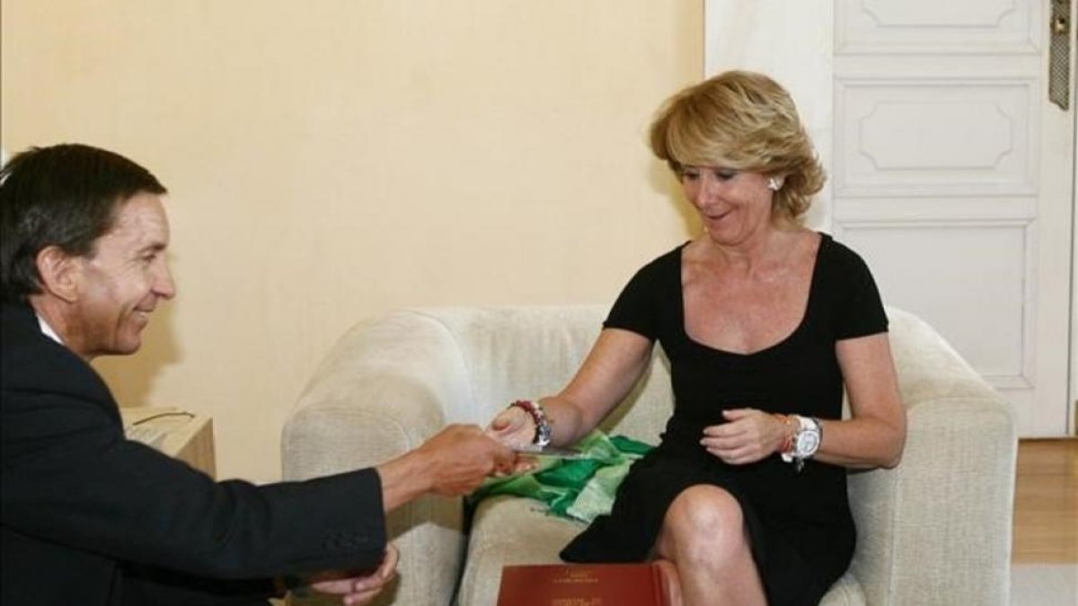 El ahora fiscal Anticorrupción Manuel Moix junto a Esperanza Aguirre en 2009, cuando ocupaba el cargo de Fiscal Superior de Madrid.-