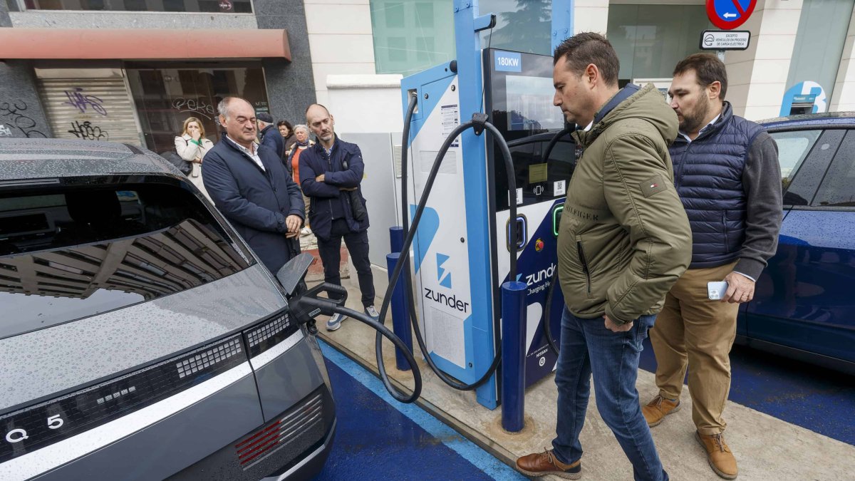 El alcalde, Daniel de la Rosa, visitó las estaciones para cargar vehículos eléctricos de la avenida de la Paz. SANTI OTERO