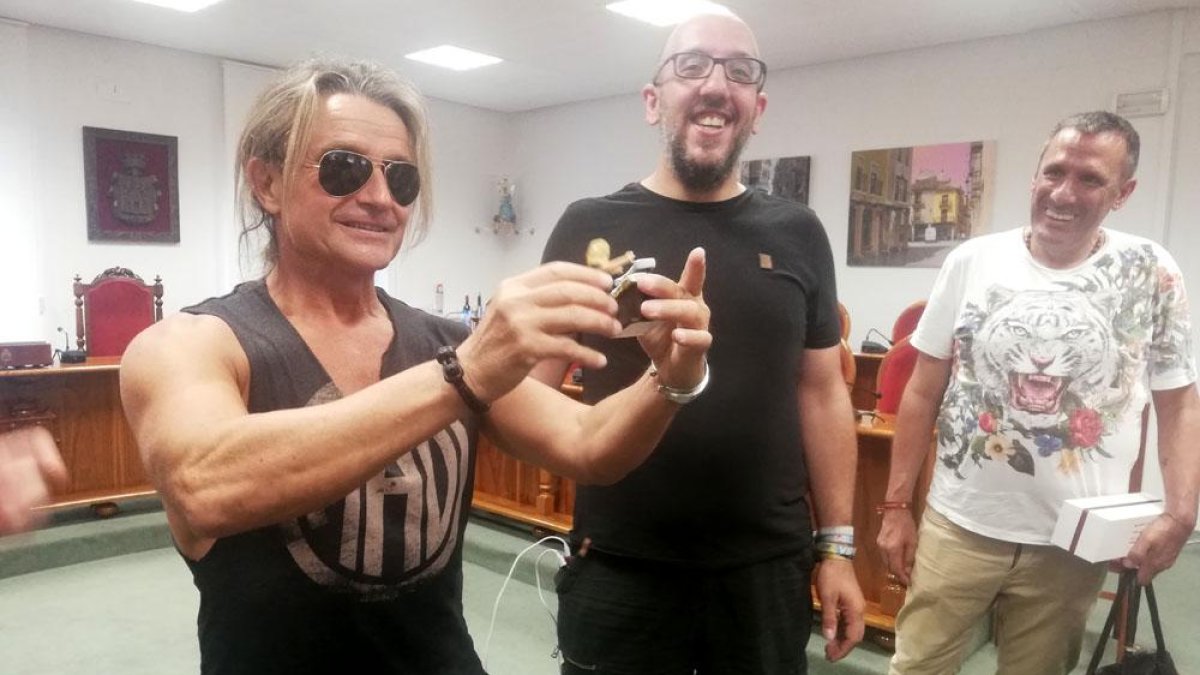 Nacho Cano, con una réplica suya en miniatura, junto al director del Sonorama, Javier Ajenjo, y su mánager, Javier Adrados, ayer, en Aranda de Duero.-D. S. M.