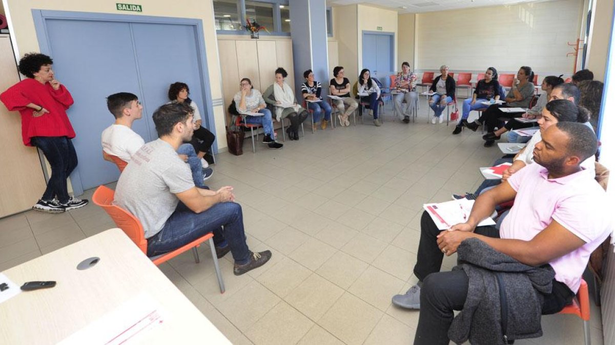 Docentes y profesores asisten al taller de prevención escolar celebrado ayer.-ISRAEL L. MURILLO