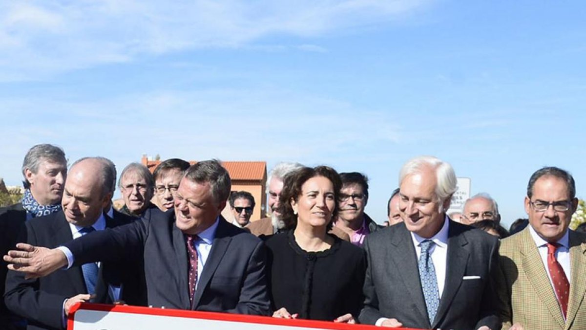 Autoridades como el embajador de Israel en España, la consejera de Cultura o el presidente del TSJCyL arroparon a la localidad en su cambio de nombre.-ECB