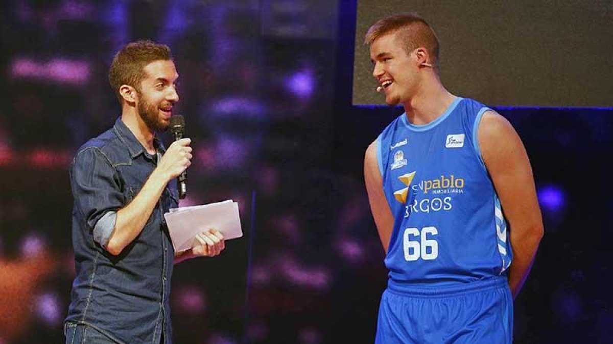 Radoncic habla con David Broncano durante la presentación de la nueva temporada de la ACB, ayer, en Madrid.-ACB PHOTO / E. COBOS