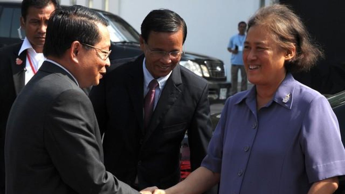 La princesa tailandesa Maha Chakri Sirindhorn saluda a las autoridades camboyanas durante su visita a Phnom Penh.-AFP / TANG CHHIN SOTHY