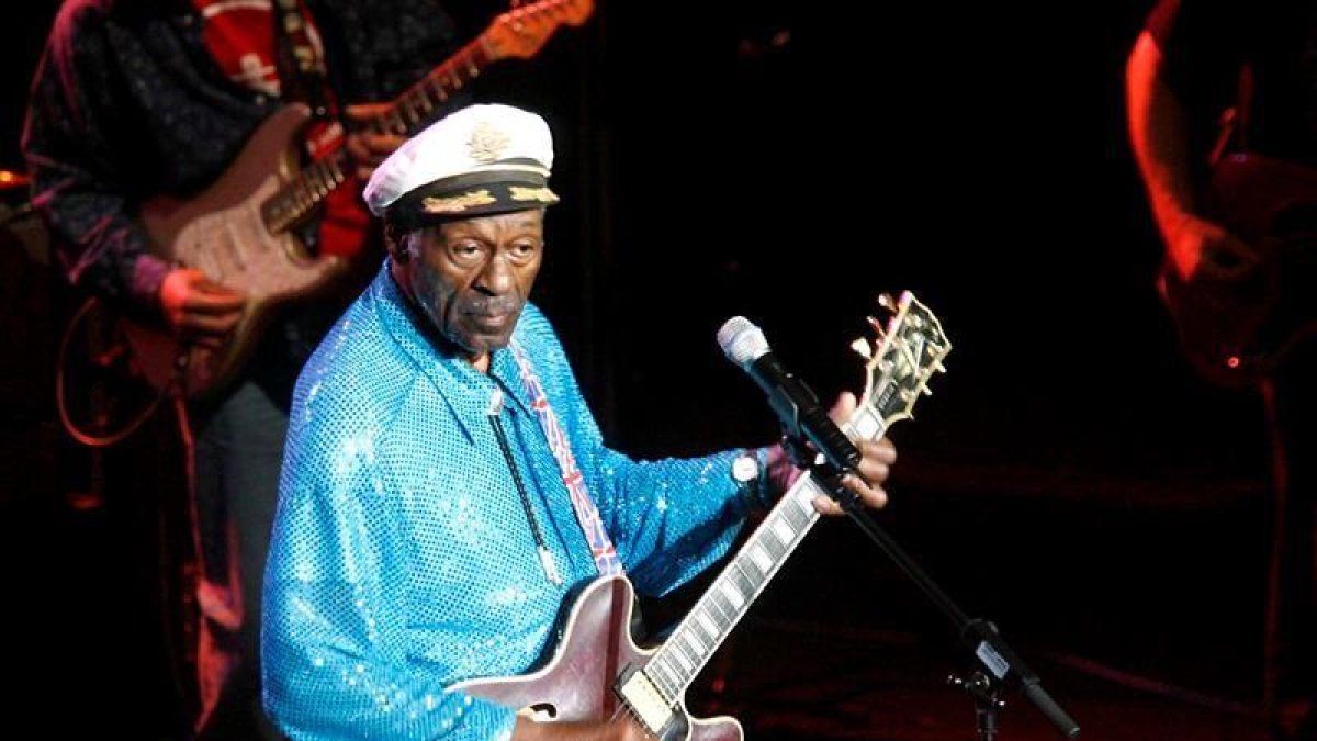 Fotografía de archivo del 26 de marzo de 2008 del compositor y guitarrista estadounidense Chuck Berry durante un concierto en el auditorio de Castellón.-EFE