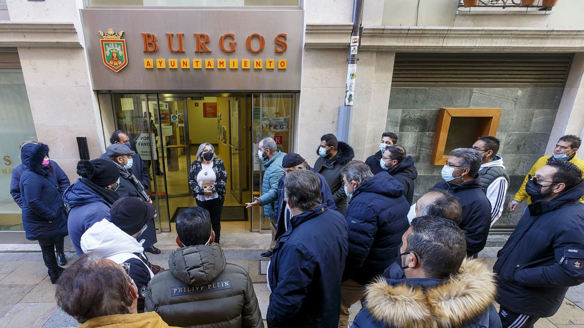 Rosa Niño rodeada de una treintena de vendedores a las puertas de la sede de Comercio. SANTI OTERO