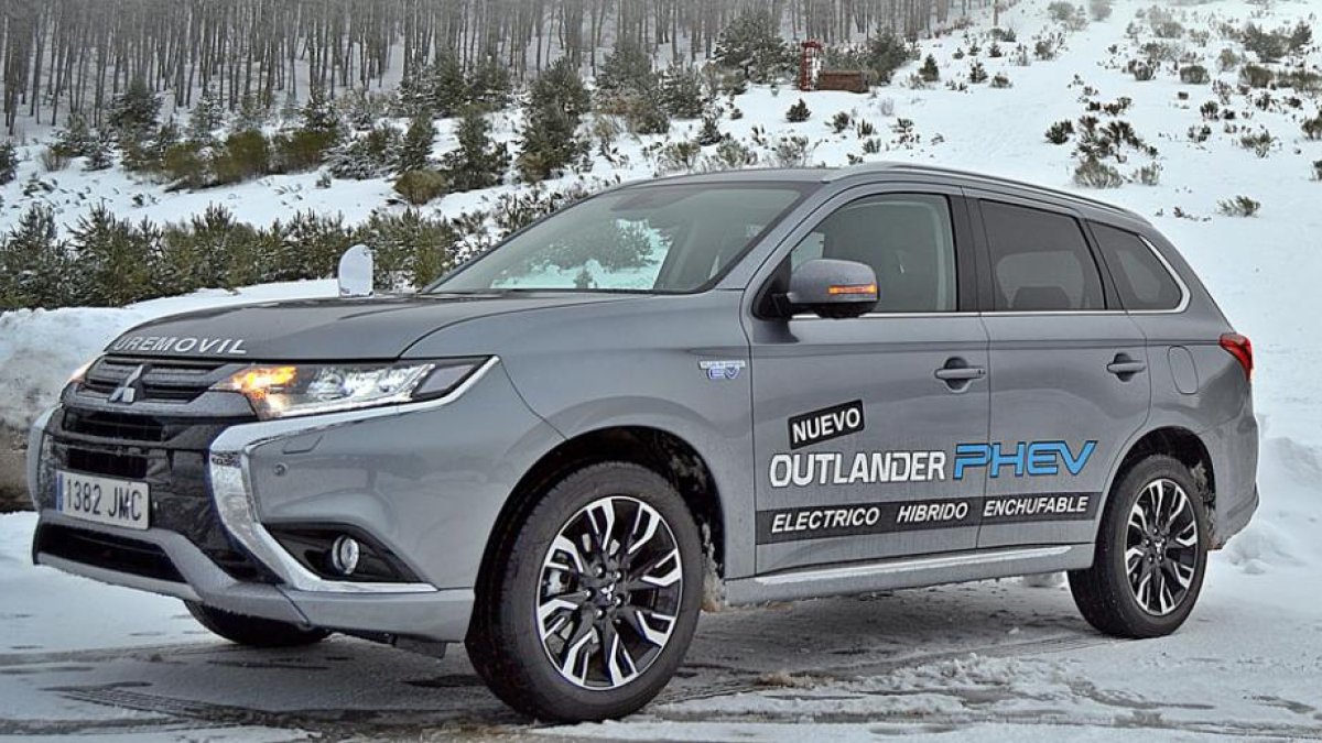 El Outlander se atreve, con sus tres motores, con cualquier en las condiciones que nos las encontremos como ocurrió en Pineda de la Sierra.-HÉCTOR FUSTEL