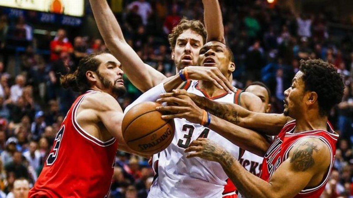 Antetokounmpo, de los Bucks, muy marcado por Nosh, Gasol y Rose.-EFE / TANNEN MAURY