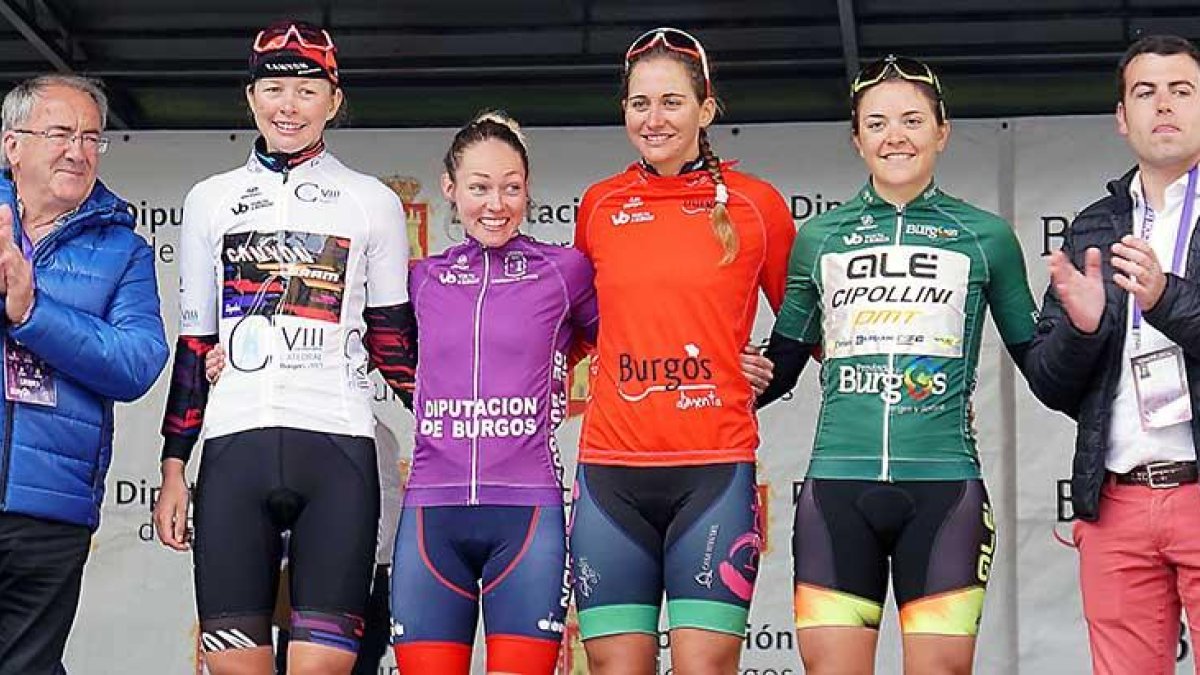 Las vencedoras de todas las clasificaciones de la Vuelta a Burgos Féminas en el podio de honor.-Íñigo Alonso