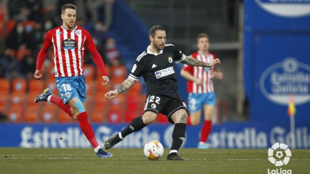 Miki Muñoz mueve el ataque del Burgos. LALIGA