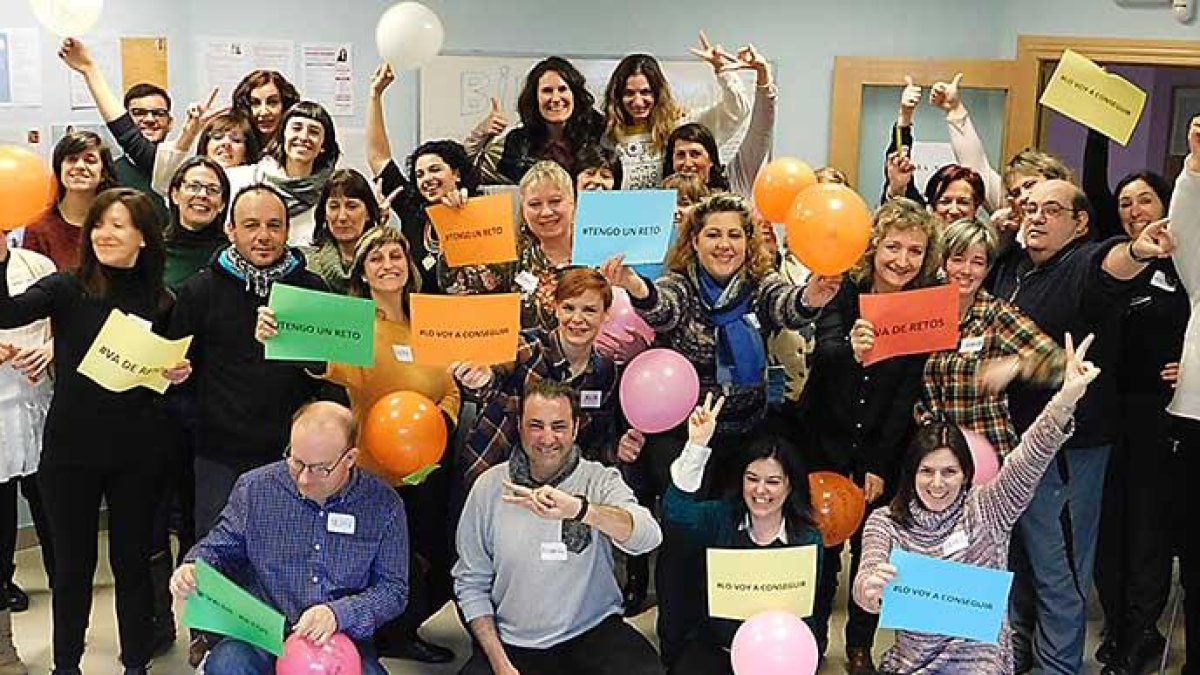 Participantes de la jornada posan en una foto de familia.-ECB